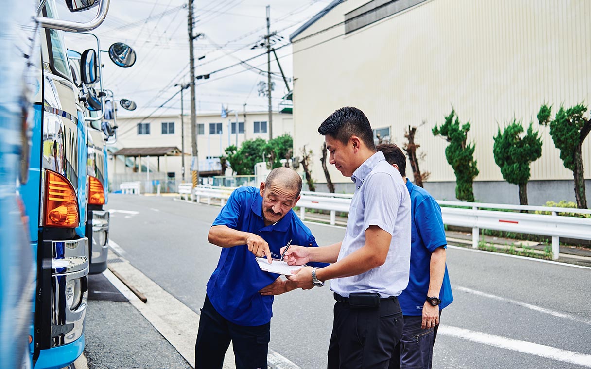 田中運送　指差し確認をする従業員