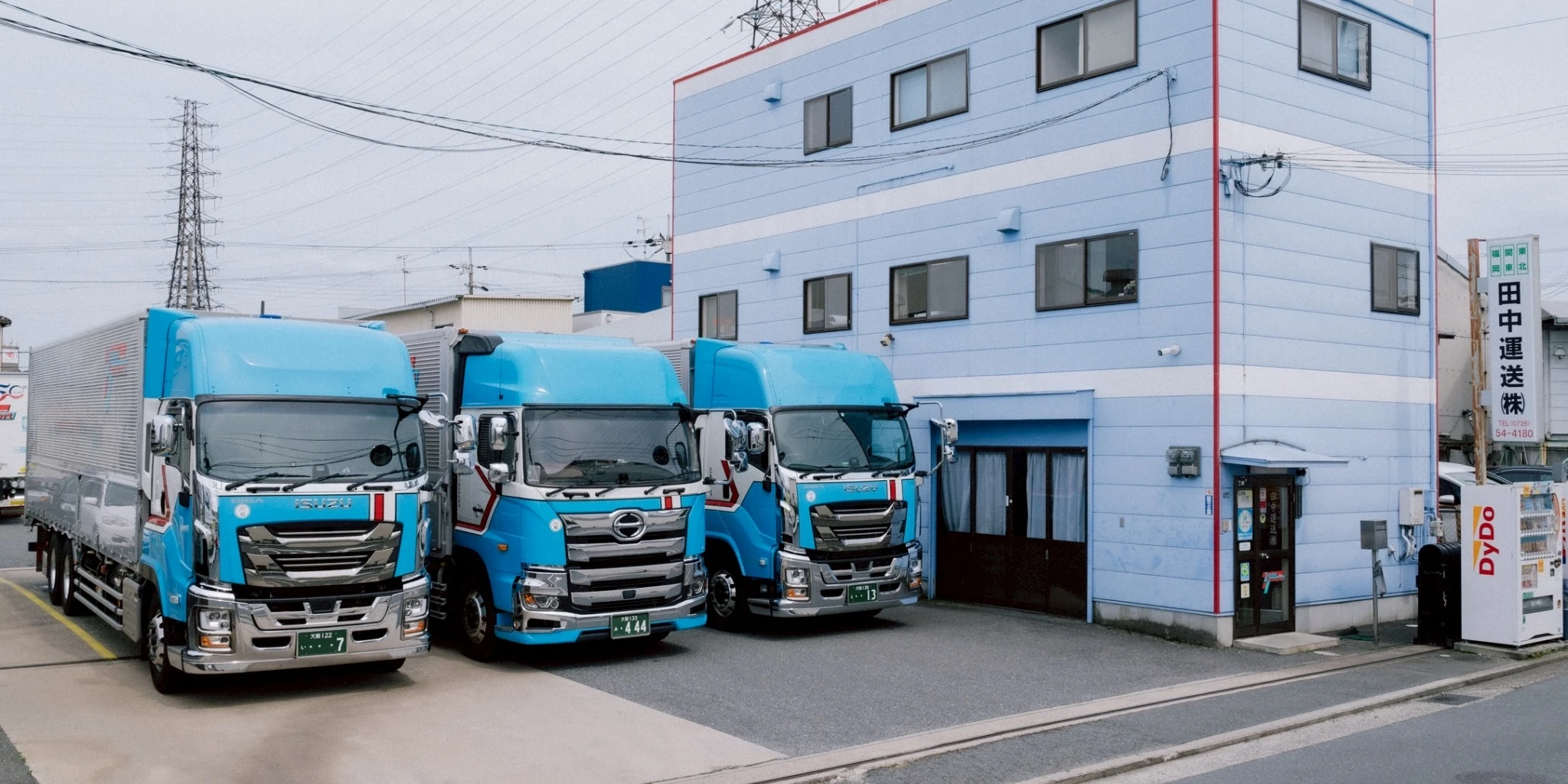 大阪を拠点に関西から名古屋方面の配送を支える運送会社、田中運送のトラックとドライバー