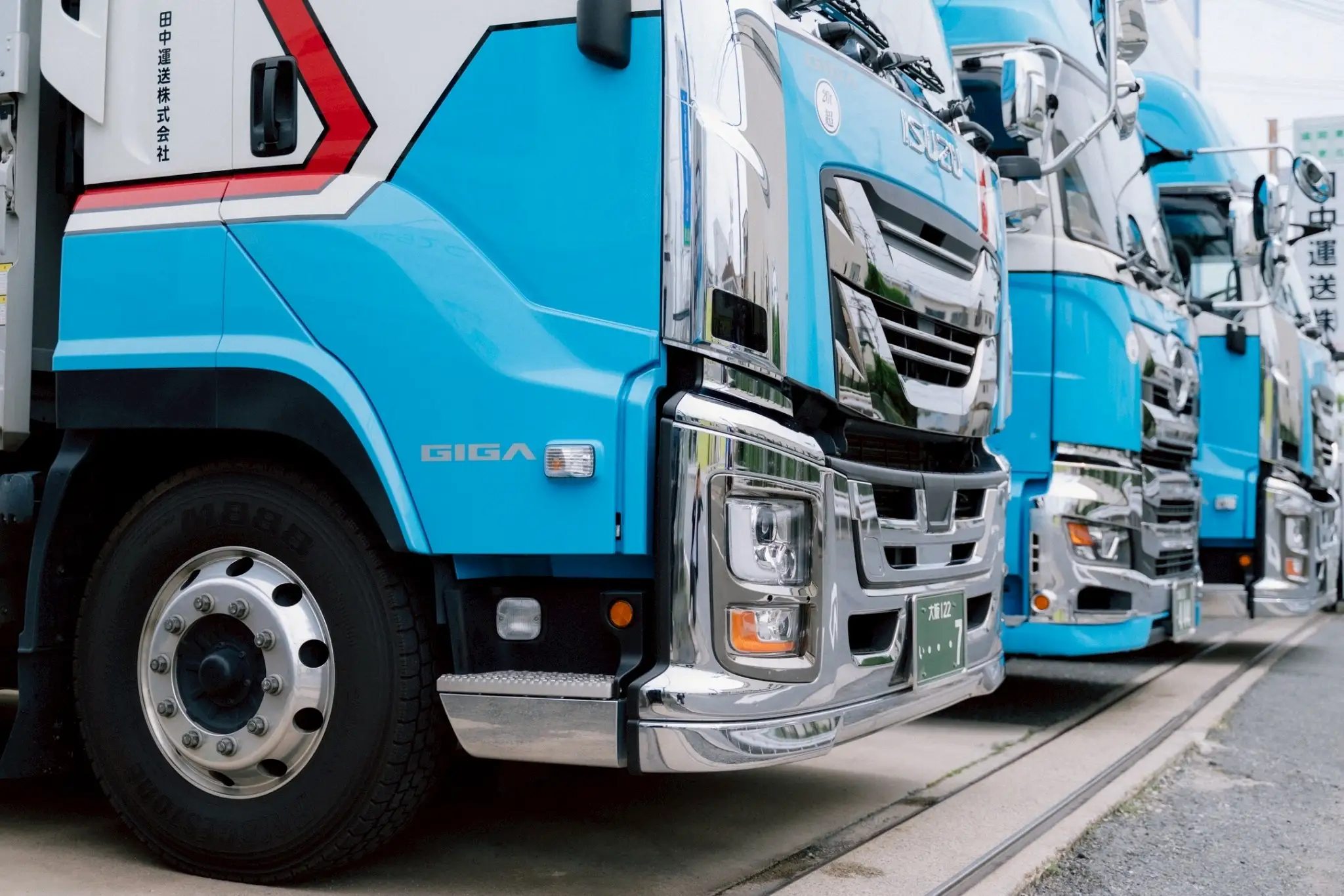 大阪を拠点に関西から名古屋方面の配送を支える運送会社、田中運送のトラックとドライバー