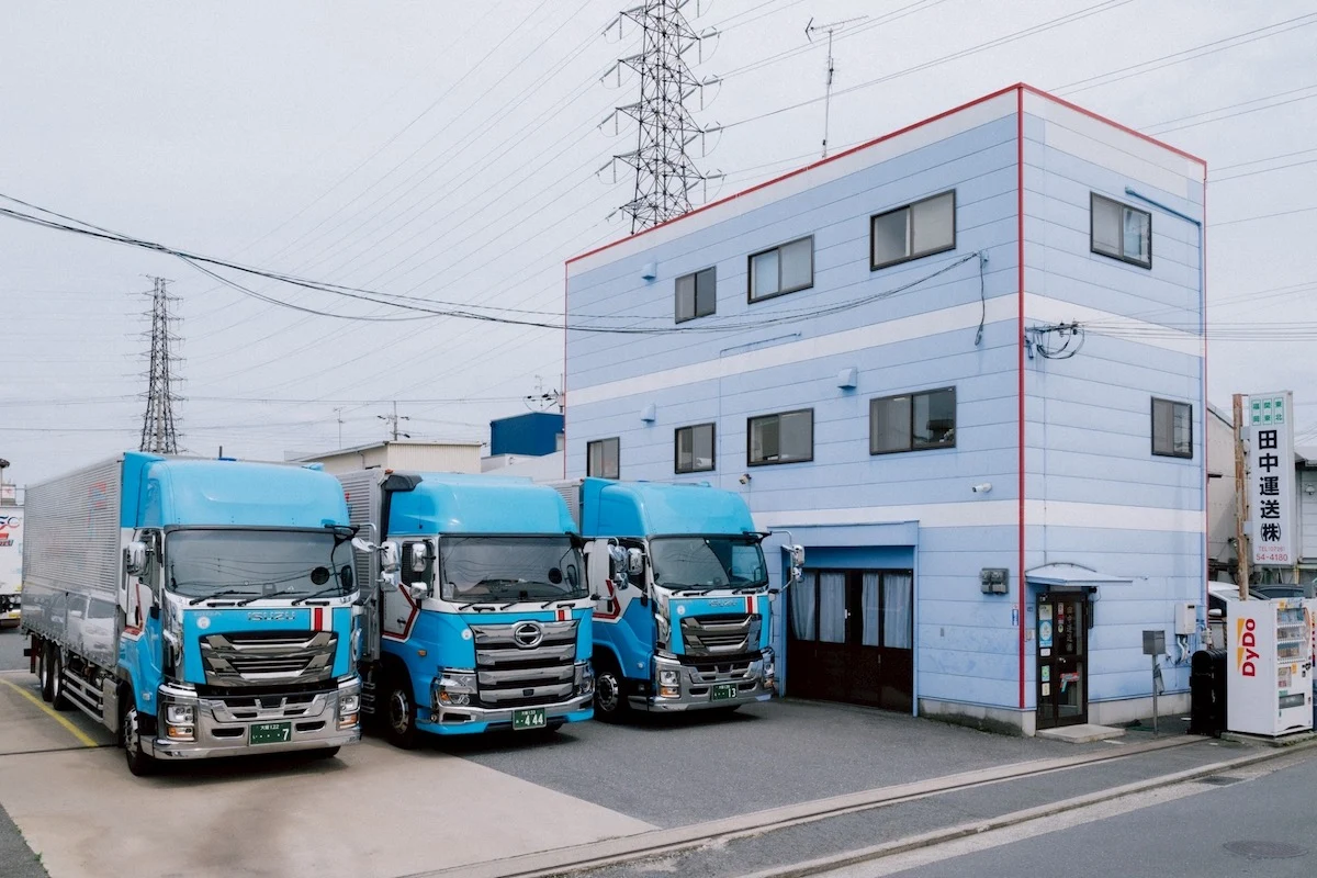 大阪を拠点に関西から名古屋方面の配送を支える運送会社、田中運送のトラックとドライバー
