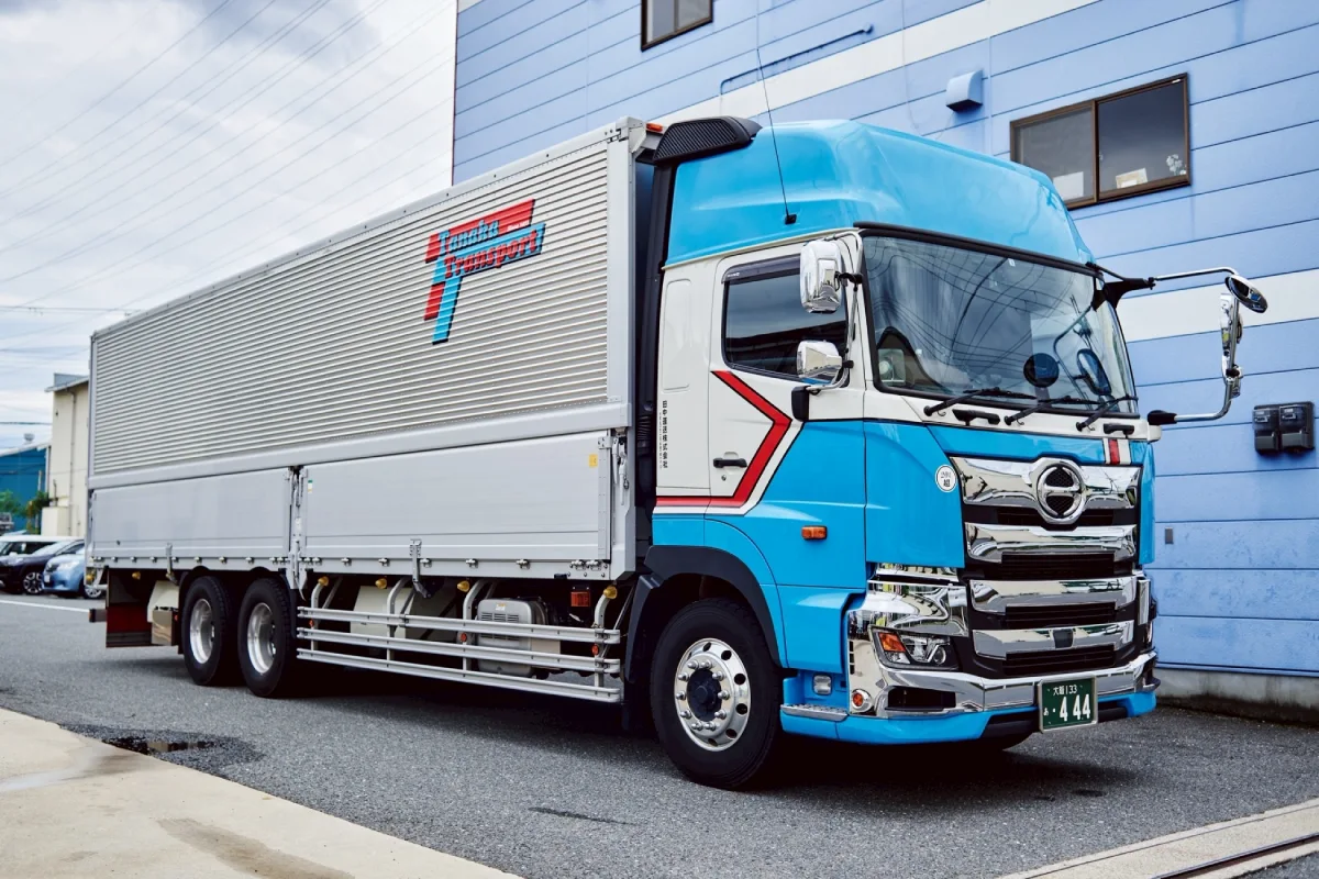 大阪を拠点に関西から名古屋方面の配送を支える運送会社、田中運送のトラックとドライバー