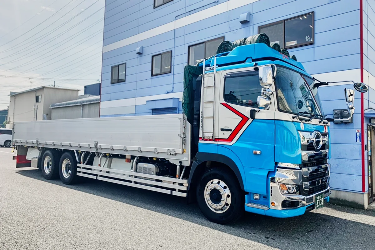 大阪を拠点に関西から名古屋方面の配送を支える運送会社、田中運送のトラックとドライバー