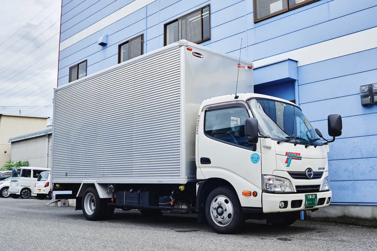 大阪を拠点に関西から名古屋方面の配送を支える運送会社、田中運送のトラックとドライバー