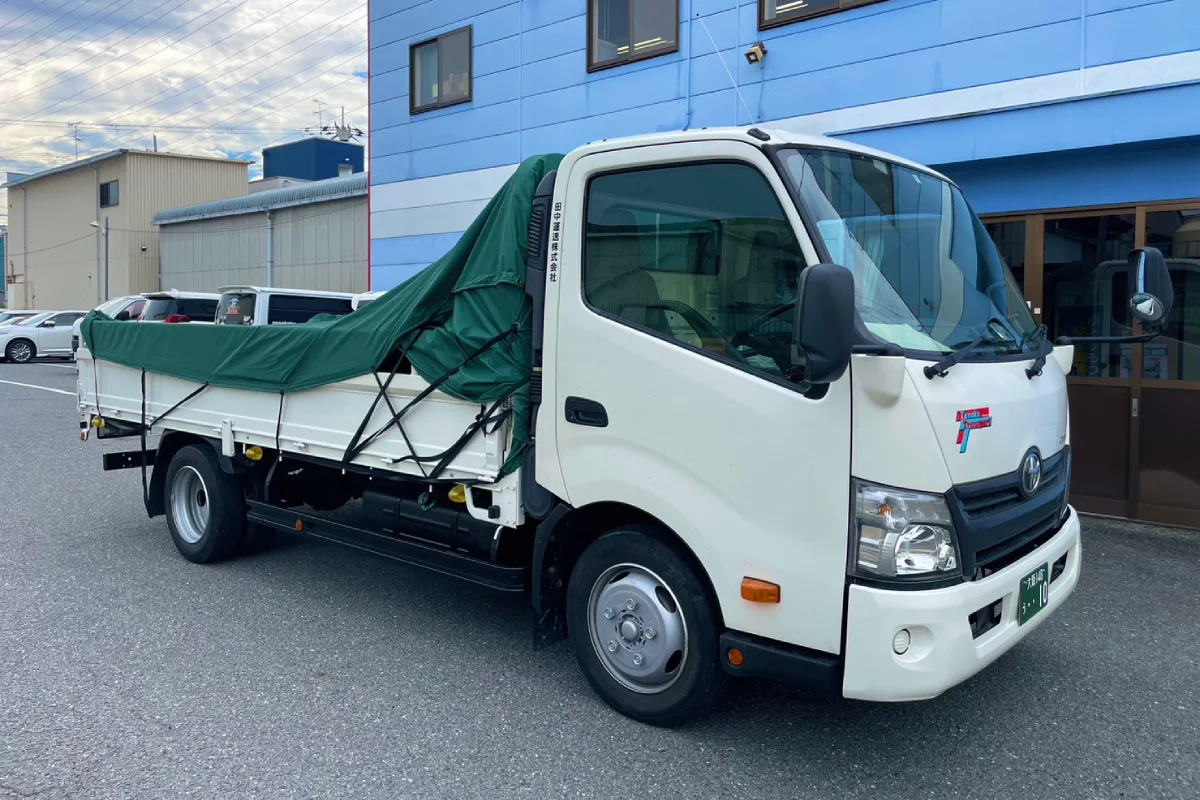 大阪を拠点に関西から名古屋方面の配送を支える運送会社、田中運送のトラックとドライバー